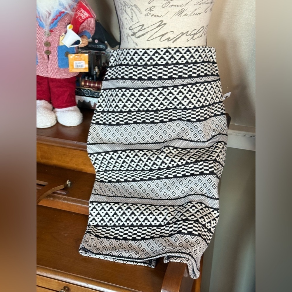 Black and White Patterned Women's Skirt NWT